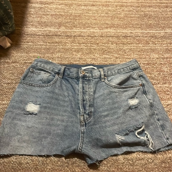 Jean shorts. Size Large but can fit as a XL - Picture 1 of 3